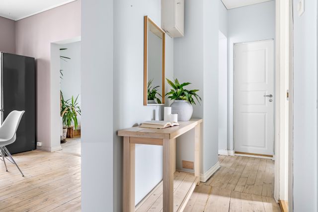 Hallway Decor: Simple Ideas To Make A Small Entrance Feel Welcoming